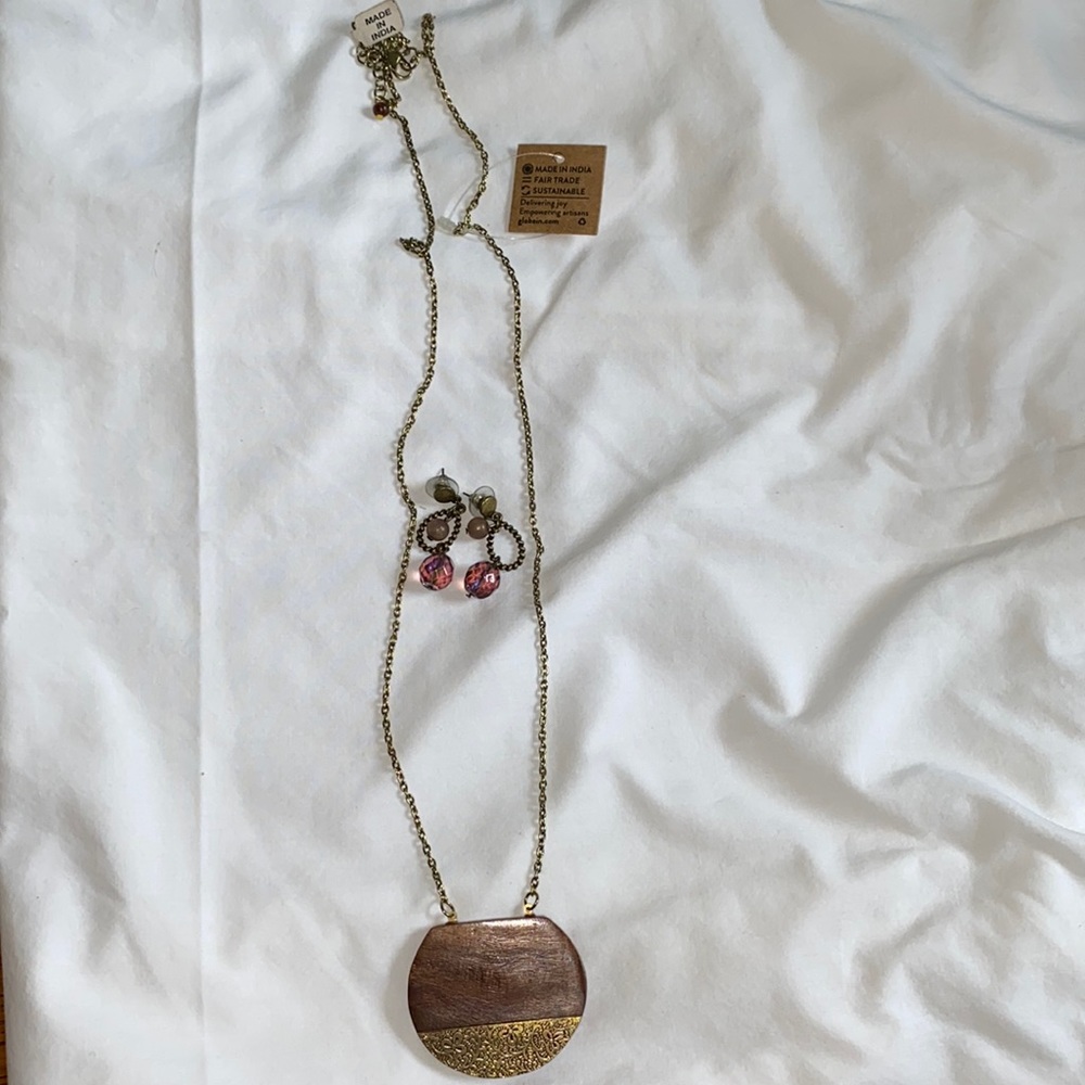 Wood and Gold-toned Necklace will Antique Gold Dangle Earrings